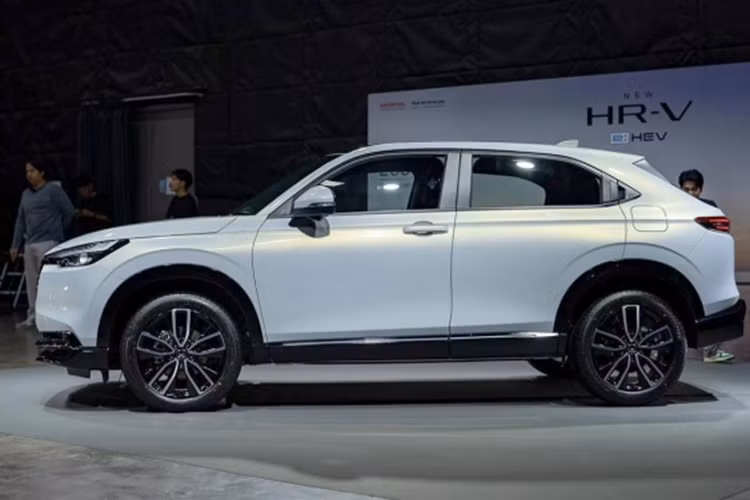 Honda HR-V 2024 sử dụng pin lithium-ion với khả năng tự động sạc trong quá trình vận hành, giúp tiết kiệm nhiên liệu đáng kể. Theo ước tính, Honda HR-V 2024 có mức tiêu thụ trung bình khoảng 25,6 km/lít (khoảng 3,9 lít/100 km).