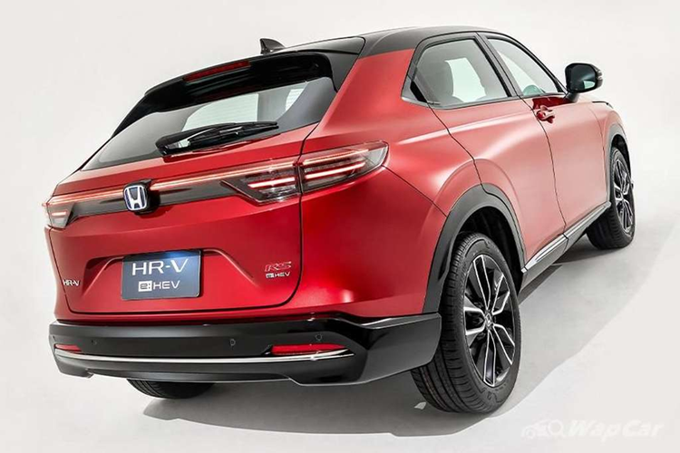 Honda HR-V 2024 tại Thái Lan sở hữu kích thước tổng thể dài x rộng x cao lần lượt là 4.385 x 1.790 x 1.590 (mm), trục cơ sở 2.610mm và khoảng sáng gầm 196mm. So với trước, mẫu xe này dài hơn 51mm, rộng hơn 18mm, thấp hơn 15mm nhưng khoảng sáng gầm tăng thêm 26mm.