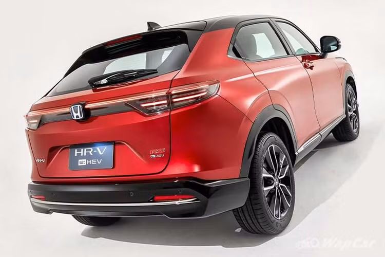 Honda HR-V 2024 tại Thái Lan sở hữu kích thước tổng thể dài x rộng x cao lần lượt là 4.385 x 1.790 x 1.590 (mm), trục cơ sở 2.610mm và khoảng sáng gầm 196mm. So với trước, mẫu xe này dài hơn 51mm, rộng hơn 18mm, thấp hơn 15mm nhưng khoảng sáng gầm tăng thêm 26mm.