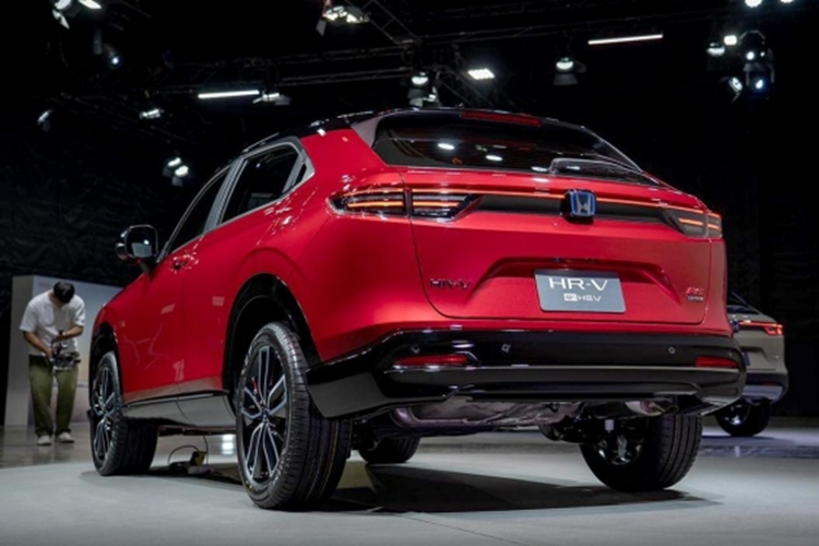 Về trang bị an toàn, Honda HR-V 2024 sở hữu gói công nghệ Honda Sensing, bao gồm các tính năng hiện đại như Phanh chủ động phòng ngừa va chạm, Đèn pha thích ứng, Cruise Control thích ứng với khả năng bám đuôi xe trước ở tốc độ thấp, Cảnh báo chệch làn, Hỗ trợ giữ làn... Theo kế hoạch, Honda HR-V 2024 sẽ được công bố giá bán chính thức tại Thái Lan vào ngày 28/11.