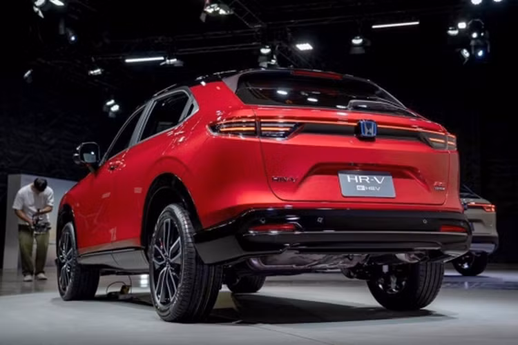 Về trang bị an toàn, Honda HR-V 2024 sở hữu gói công nghệ Honda Sensing, bao gồm các tính năng hiện đại như Phanh chủ động phòng ngừa va chạm, Đèn pha thích ứng, Cruise Control thích ứng với khả năng bám đuôi xe trước ở tốc độ thấp, Cảnh báo chệch làn, Hỗ trợ giữ làn... Theo kế hoạch, Honda HR-V 2024 sẽ được công bố giá bán chính thức tại Thái Lan vào ngày 28/11.