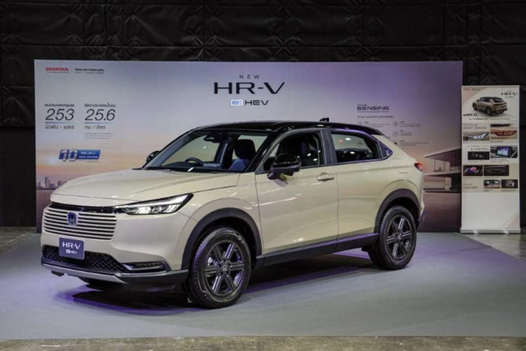 Honda đã chính thức giới thiệu phiên bản nâng cấp của mẫu xe HR-V tại thị trường Thái Lan vào hồi đầu tháng 10/2024 với 3 phiên bản gồm e:HEV E, e:HEV EL và e:HEV RS cùng mức giá xe Honda HR-V 2024 dự kiến từ 890.000 - 1.100.000 Baht (tương đương 670 - 829 triệu đồng).