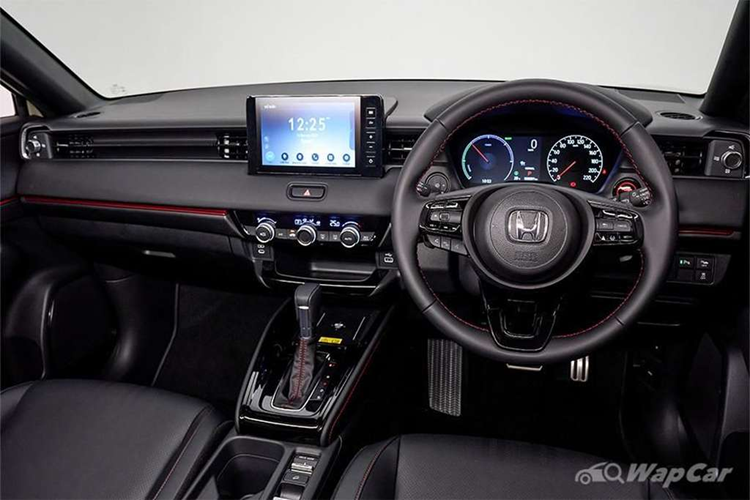 Honda HR-V 2024 sẽ được bổ sung màu sơn mới có tên Sand Khaki Pearl, đi cùng bộ mâm hợp kim 18 inch với 2 tông màu khá ấn tượng. Về nội thất, Honda HR-V mới có cụm điều khiển trung tâm được tái thiết kế, bàn sạc điện thoại không dây đặt nằm giữa cho hành khách bên dễ dàng sử dụng. 