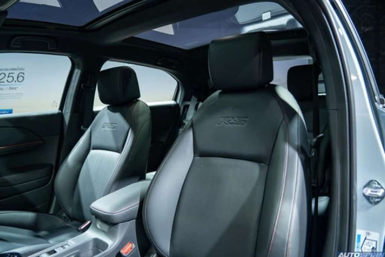 Hệ thống Honda Remote Operation mới được bổ sung trên mẫu xe này, cho phép bật/tắt điều hòa, đóng/mở cửa cốp và tìm vị trí xe từ xa. Xe vẫn được trang bị cụm đồng hồ kỹ thuật số 7 inch cùng màn hình cảm ứng giải trí 8 inch Advanced Touch mới hỗ trợ Apple CarPlay/Android Auto không dây.