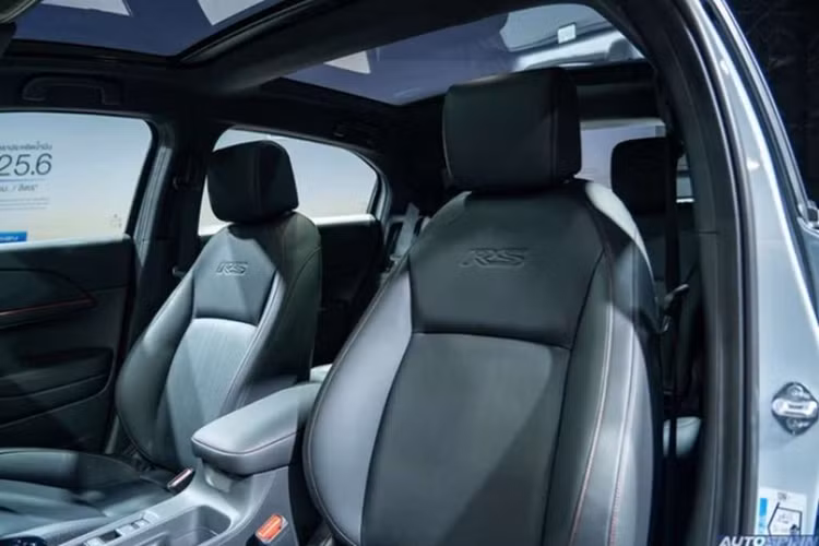 Hệ thống Honda Remote Operation mới được bổ sung trên mẫu xe này, cho phép bật/tắt điều hòa, đóng/mở cửa cốp và tìm vị trí xe từ xa. Xe vẫn được trang bị cụm đồng hồ kỹ thuật số 7 inch cùng màn hình cảm ứng giải trí 8 inch Advanced Touch mới hỗ trợ Apple CarPlay/Android Auto không dây.