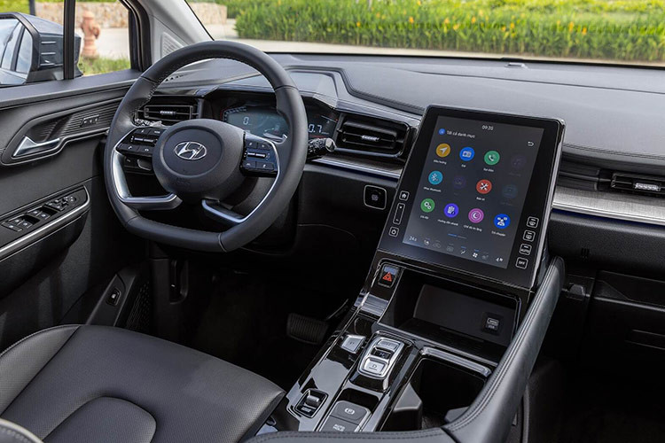 Về trang bị an toàn, xe sở hữu nhiều tính năng hỗ trợ lái như: 6 túi khí, camera toàn cảnh 360, hỗ trợ phòng tránh va chạm điểm mù BCA, hỗ trợ phòng tránh va chạm khi lùi xe RCCA, cảnh báo va chạm khi ra khỏi xe SEA, đèn pha tự động thích ứng AHB...