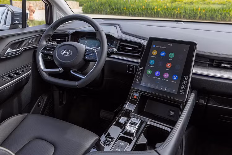 Về trang bị an toàn, xe sở hữu nhiều tính năng hỗ trợ lái như: 6 túi khí, camera toàn cảnh 360, hỗ trợ phòng tránh va chạm điểm mù BCA, hỗ trợ phòng tránh va chạm khi lùi xe RCCA, cảnh báo va chạm khi ra khỏi xe SEA, đèn pha tự động thích ứng AHB...