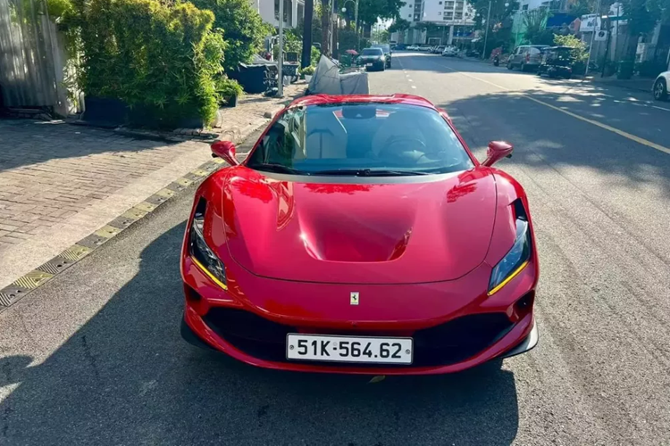 Trong đó, đắt đỏ nhất là chiếc Ferrari F8 Spider có giá chào bán 27 tỷ đồng, ngang với xe mới được nhập khẩu chính hãng.