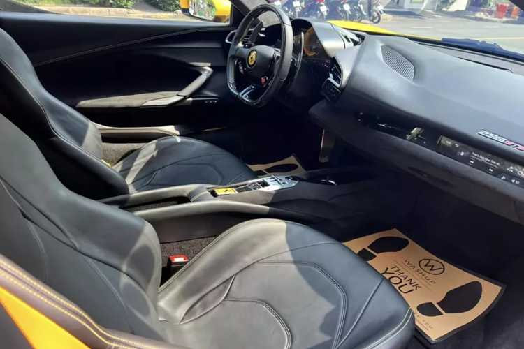 Điểm thú vị của siêu xe Ferrari 296 GTB đến từ hệ truyền động plug-in hybrid với động cơ xăng V6, dung tích 2.9 lít, tăng áp, đây cũng là đánh dấu việc khối động cơ V6 quay trở lại sau 5 thập kỷ vắng bóng, động cơ đốt trong sản sinh công suất tối đa 654 mã lực và động cơ điện mang đến thêm công suất tối đa 164 mã lực.