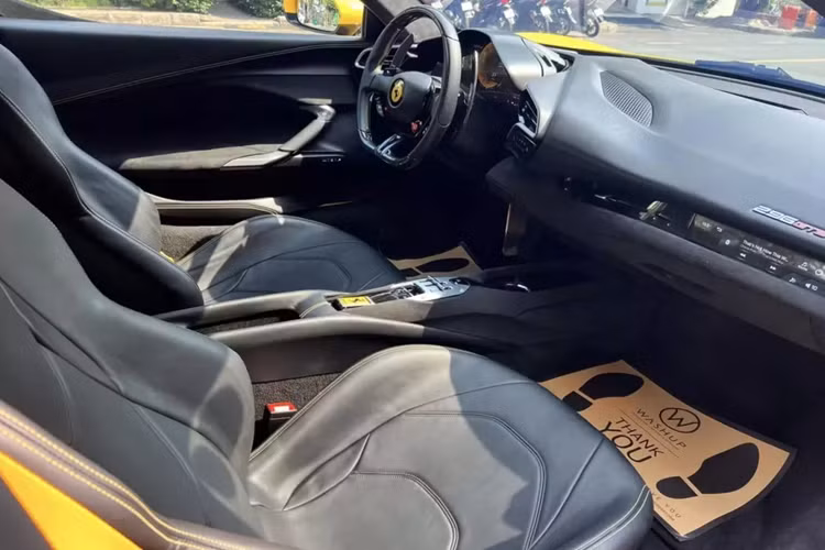 Điểm thú vị của siêu xe Ferrari 296 GTB đến từ hệ truyền động plug-in hybrid với động cơ xăng V6, dung tích 2.9 lít, tăng áp, đây cũng là đánh dấu việc khối động cơ V6 quay trở lại sau 5 thập kỷ vắng bóng, động cơ đốt trong sản sinh công suất tối đa 654 mã lực và động cơ điện mang đến thêm công suất tối đa 164 mã lực.