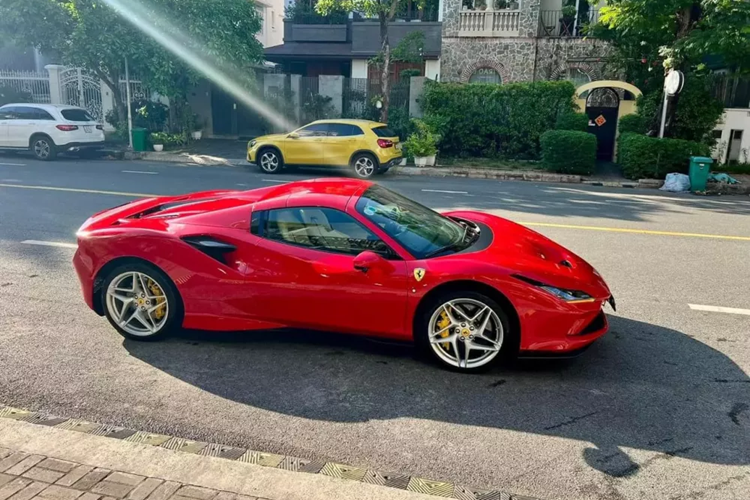 Siêu xe mui trần Ferrari F8 Spider này được nhập khẩu chính hãng, chủ nhân chi thêm vài tỷ đồng để ốp carbon chính hãng từ Ferrari cho xe, như cánh lướt gió trước, hốc đèn, hốc gió bên hông và khoang động cơ cùng nội thất của xe.