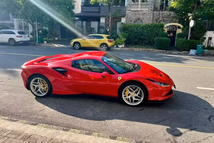 Siêu xe mui trần Ferrari F8 Spider này được nhập khẩu chính hãng, chủ nhân chi thêm vài tỷ đồng để ốp carbon chính hãng từ Ferrari cho xe, như cánh lướt gió trước, hốc đèn, hốc gió bên hông và khoang động cơ cùng nội thất của xe.
