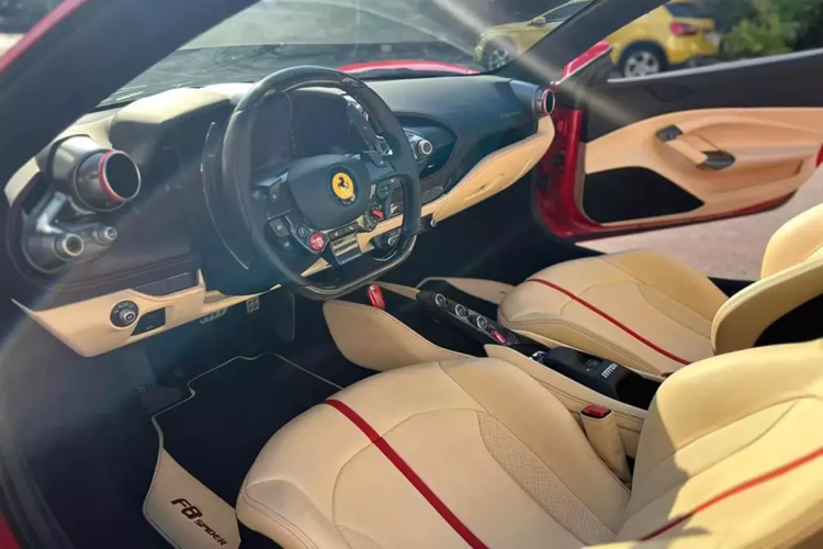 Ferrari F8 Spider sử dụng khối động cơ V8, tăng áp kép, dung tích 3.9 lít quen thuộc trên Ferrari 488 GTB nhưng nay đã tạo ra công suất tối đa 711 mã lực và mô-men cực đại 770 Nm.