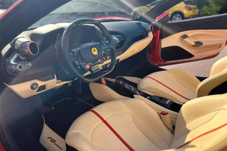 Ferrari F8 Spider sử dụng khối động cơ V8, tăng áp kép, dung tích 3.9 lít quen thuộc trên Ferrari 488 GTB nhưng nay đã tạo ra công suất tối đa 711 mã lực và mô-men cực đại 770 Nm.