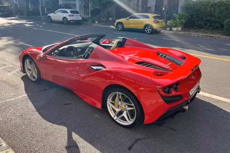 Siêu xe mui trần Ferrari F8 Spider được trang bị mui xếp cứng có thể đóng hoặc mở trong thời gian khoảng 14 giây. Bên cạnh đó còn có vách ngăn nhỏ bằng kính nằm ngay giữa hai ghế ngồi của Ferrari F8 Spider được điều chỉnh bằng nút bấm trong khoang lái.