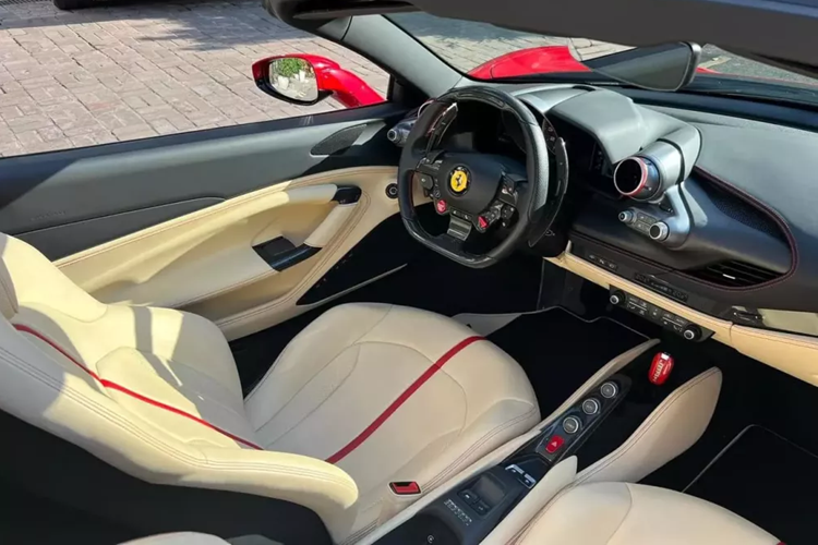 Chủ nhân của xe Ferrari F8 Spider có thể đóng hoặc mở mui ngay cả khi đang cho xe lăn bánh nhưng hãng xe Ý khuyến cáo các khách hàng của họ nên làm điều này khi tốc độ trên siêu xe mui trần của Ferrari F8 Tributo dưới 50 km/h.