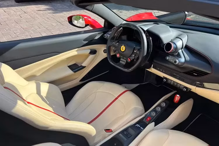 Chủ nhân của xe Ferrari F8 Spider có thể đóng hoặc mở mui ngay cả khi đang cho xe lăn bánh nhưng hãng xe Ý khuyến cáo các khách hàng của họ nên làm điều này khi tốc độ trên siêu xe mui trần của Ferrari F8 Tributo dưới 50 km/h.
