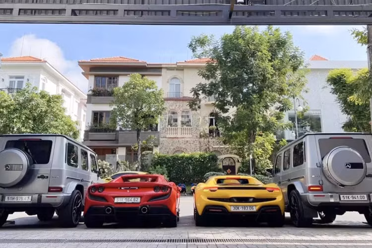 Sức mạnh này được truyền tới cả 4 bánh thông qua hộp số tự động AMG Speedshift Plus 9 cấp, nhờ đó, khách hàng có thể trải nghiệm "ông vua địa hình" Mercedes-AMG G63 tại Việt Nam với thời gian tăng tốc từ vị trí xuất phát lên 100 km/h chỉ trong 4,5 giây trước khi đạt vận tốc tối đa 220 km/h.