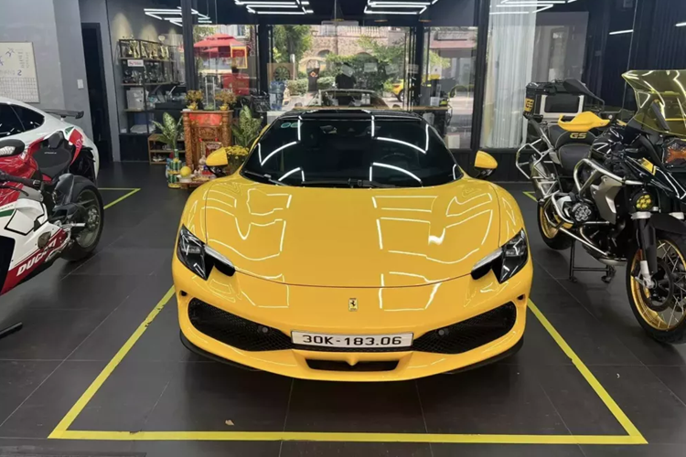 Sức mạnh này được truyền đến bánh sau của xe thông qua hộp số tự động ly hợp kép 7 cấp, nhờ đó, siêu xe mui trần của Ferrari F8 Tributo có thể tăng tốc lên 100 km/h từ vị trí xuất phát trong thời gian chỉ 2,9 giây, trước khi đạt vận tốc tối đa 340 km/h hoặc 325 km/h khi mở mui.