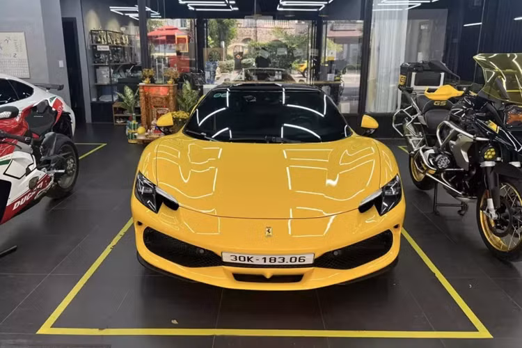 Sức mạnh này được truyền đến bánh sau của xe thông qua hộp số tự động ly hợp kép 7 cấp, nhờ đó, siêu xe mui trần của Ferrari F8 Tributo có thể tăng tốc lên 100 km/h từ vị trí xuất phát trong thời gian chỉ 2,9 giây, trước khi đạt vận tốc tối đa 340 km/h hoặc 325 km/h khi mở mui.