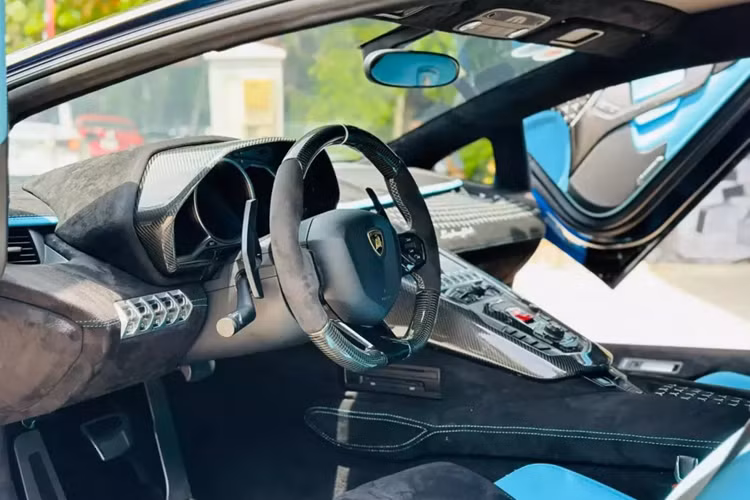 Được biết, chủ nhân đầu tiên của xe Lamborghini Aventador Limited Edition 50 đã tốn 3 tỷ đồng cho gói độ này, 1 số tiền khá khủng, có thể mua được các xe thể thao, SUV hạng sang.