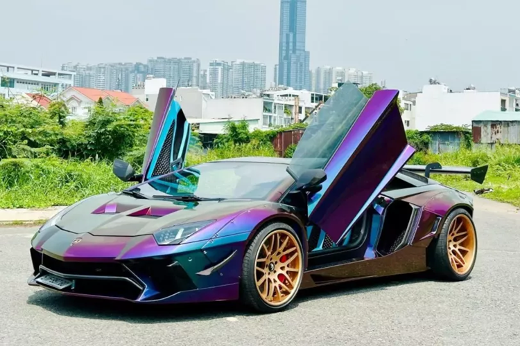 Thú vị ở chỗ, chỉ sau 2 tháng dán đổi màu "tắc kè", với các màu tím, xanh có thể chuyển đổi tùy theo góc nhìn, rất cá tính, hiện tại, chiếc siêu xe Lamborghini Aventador Limited Edition 50 đã được dán sang màu vàng, nhìn khá lạ mắt. Nguyên bản xe mang màu xanh dương.
