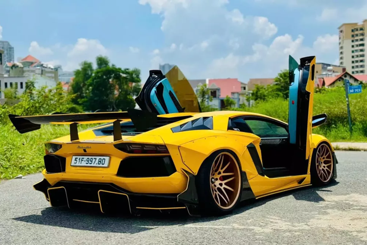 Trên toàn thế giới chỉ có đúng Lamborghini Aventador Limited Edition 50 sản xuất giới hạn 30 xe dành cho thị trường Nhật Bản, 20 chiếc còn lại dành cho các khách hàng toàn cầu, trong đó, 1 đại gia Việt đã đặt hàng, để hãng độ Liberty Walk sang Việt Nam, thi công sản phẩm Lamborghini Aventador Limited Edition này.