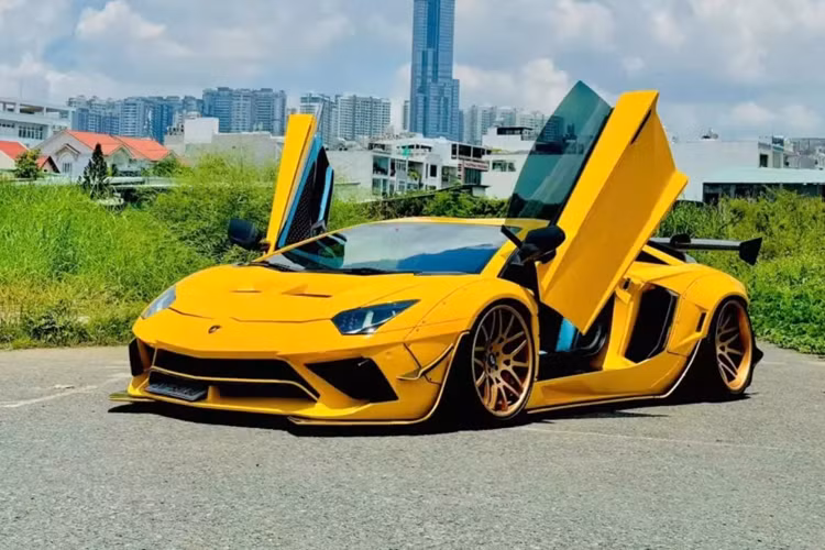 Theo tìm hiểu, chiếc xe Aventador này không phải đơn giản, vì được trang bị gói độ thân rộng Lamborghini Aventador Limited Edition 50 của hãng Liberty Walk.