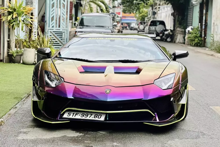 Nguyên bản, siêu xe Lamborghini Aventador LP700-4 sử dụng khối động cơ V12, dung tích 6.5 lít, sản sinh công suất tối đa 700 mã lực và mô-men xoắn cực đại 690 Nm.