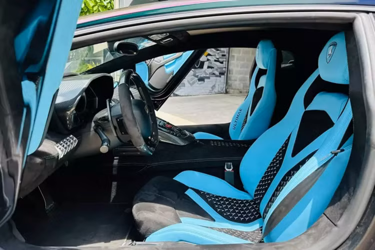 Bên cạnh ngoại thất đổi mới, bên trong khoang lái chiếc siêu xe Lamborghini Aventador LP700-4 mang gói độ Liberty Walk này cũng được thay bộ ghế ngồi mới, bọc da 2 màu xanh và đen, cùng dòng chữ Ultimae, gợi nhớ đến 1 trong các bản giới hạn cuối cùng trên dòng xe Lamborghini Aventador.