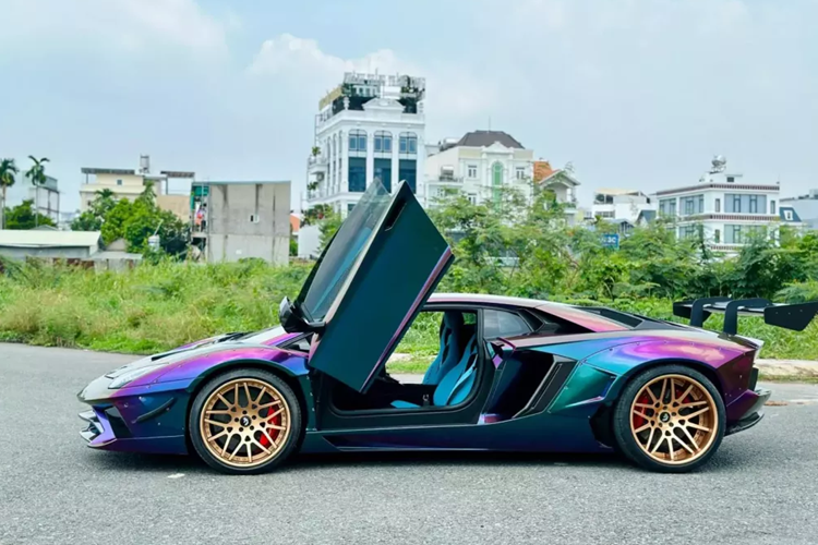 Chiếc Lamborghini Aventador Limited Edition 50 này hiện đang được chào bán 17 tỷ đồng. Để phù hợp với bộ áo mới của chiếc siêu xe Lamborghini Aventador Limited Edition 50, đơn vị rao bán xe còn sơn bộ mâm Forgiato sang màu vàng đồng nổi bật.
