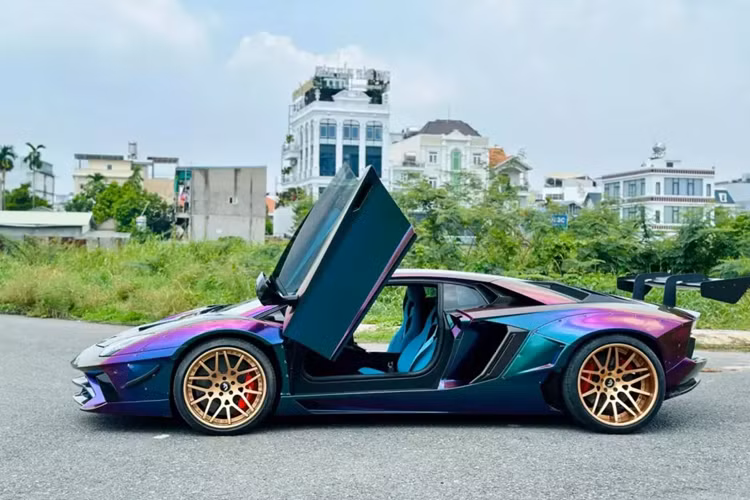Chiếc Lamborghini Aventador Limited Edition 50 này hiện đang được chào bán 17 tỷ đồng. Để phù hợp với bộ áo mới của chiếc siêu xe Lamborghini Aventador Limited Edition 50, đơn vị rao bán xe còn sơn bộ mâm Forgiato sang màu vàng đồng nổi bật.