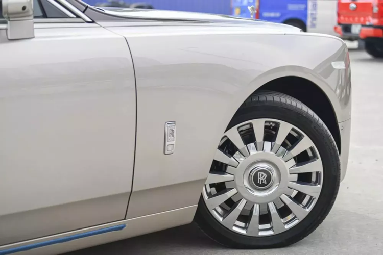 Chiếc xe siêu sang Rolls-Royce Phantom thế hệ thứ 8 đang rao bán 39 tỷ đồng vẫn sử dụng khối động cơ V12, tăng áp kép, dung tích 6.75 lít, tạo ra công suất tối đa 563 mã lực, mạnh hơn 110 mã lực so với thế hệ thứ 7 và mô-men xoắn cực đại đạt 900 Nm, tăng 180 Nm so với thế hệ cũ.