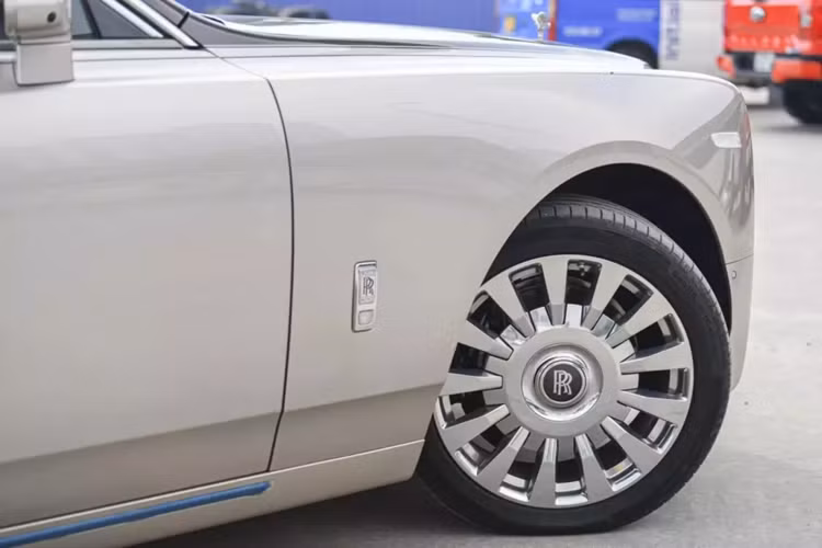 Chiếc xe siêu sang Rolls-Royce Phantom thế hệ thứ 8 đang rao bán 39 tỷ đồng vẫn sử dụng khối động cơ V12, tăng áp kép, dung tích 6.75 lít, tạo ra công suất tối đa 563 mã lực, mạnh hơn 110 mã lực so với thế hệ thứ 7 và mô-men xoắn cực đại đạt 900 Nm, tăng 180 Nm so với thế hệ cũ.