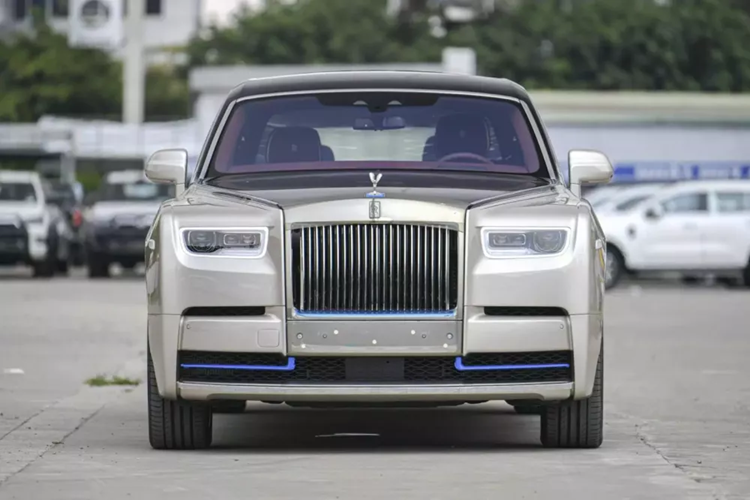 Người bán cho biết, dù chiếc xe Rolls-Royce Phantom thế hệ thứ 8 này thuộc đời 2022 nhưng lại mới 100%, điều này có thể là do xe nhập về đã lâu nhưng nay mới được khui công. Chưa hết, đây cũng là xe Rolls-Royce Phantom VIII có tùy chọn màu sơn đắt nhất từng được mang về nước.