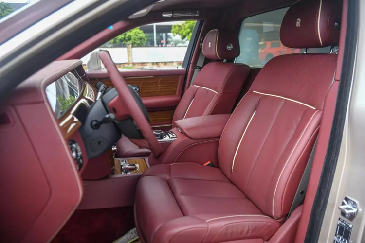 Nội thất xe siêu sang Rolls-Royce Phantom thế hệ thứ 8 được làm mới với điểm nhấn chính là chi tiết mang tên gọi The Gallery xuất hiện ở bảng táp-lô có thể được cá nhân hóa từ sơn dầu, gốm sứ, dùng lụa, lông vũ tạo hình hay thậm chí in 3D dát vàng