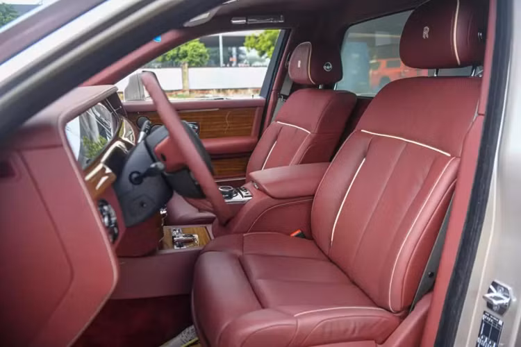 Nội thất xe siêu sang Rolls-Royce Phantom thế hệ thứ 8 được làm mới với điểm nhấn chính là chi tiết mang tên gọi The Gallery xuất hiện ở bảng táp-lô có thể được cá nhân hóa từ sơn dầu, gốm sứ, dùng lụa, lông vũ tạo hình hay thậm chí in 3D dát vàng