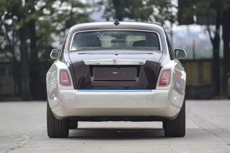 Sức mạnh được truyền tới bánh thông qua hộp số tự động 8 cấp với công nghệ "hỗ trợ vệ tinh" khi sang số, nhờ đó, xe siêu sang Rolls-Royce Phantom thế hệ thứ 8 có thể tăng tốc từ vị trí xuất phát lên 100 km/h chỉ trong thời gian 5,3 giây.