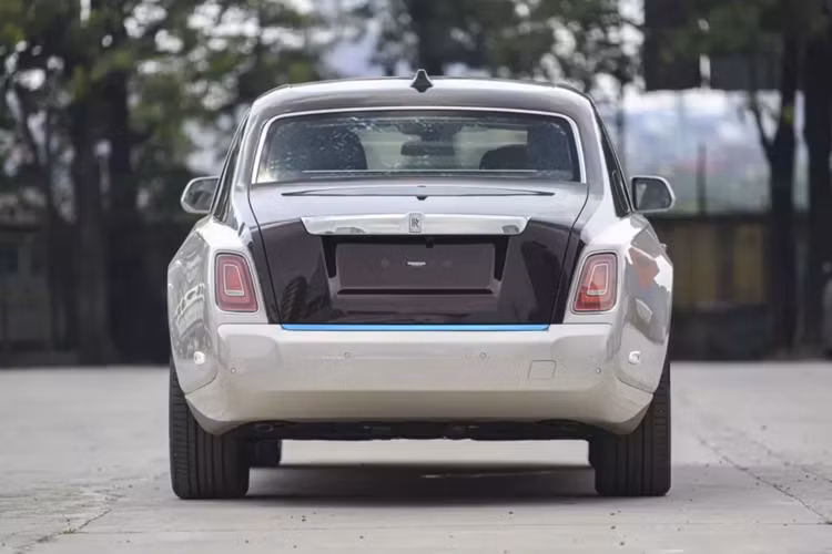 Sức mạnh được truyền tới bánh thông qua hộp số tự động 8 cấp với công nghệ "hỗ trợ vệ tinh" khi sang số, nhờ đó, xe siêu sang Rolls-Royce Phantom thế hệ thứ 8 có thể tăng tốc từ vị trí xuất phát lên 100 km/h chỉ trong thời gian 5,3 giây.