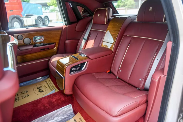 Có thể thấy rằng chiếc xe Rolls-Royce Phantom thế hệ thứ 8 này này mang 2 màu sơn là xám ánh kim và đỏ mận rất thời trang, trong đó, màu xám làm bộ áo chính với điểm nhấn nắp capô, mui xe và cốp khoang hành lý sơn màu đỏ. Chưa hết, xe còn có rất nhiều chi tiết mạ crôm, bạc, hay bộ mâm đa chấu kép đẹp mắt.