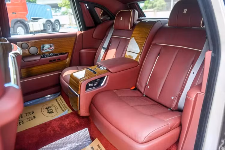 Có thể thấy rằng chiếc xe Rolls-Royce Phantom thế hệ thứ 8 này này mang 2 màu sơn là xám ánh kim và đỏ mận rất thời trang, trong đó, màu xám làm bộ áo chính với điểm nhấn nắp capô, mui xe và cốp khoang hành lý sơn màu đỏ. Chưa hết, xe còn có rất nhiều chi tiết mạ crôm, bạc, hay bộ mâm đa chấu kép đẹp mắt.