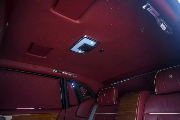 Số lượng xe Rolls-Royce Phantom tại Việt Nam có tùy chọn này chỉ đếm trên đầu ngón tay. Và thông tin quan trọng nhất là giá bán, chiếc xe siêu sang Rolls-Royce Phantom thế hệ thứ 8 này có giá chỉ 39 tỷ đồng, mức giá này còn rẻ hơn cả xe Rolls-Royce Phantom VIII đã qua sử dụng.