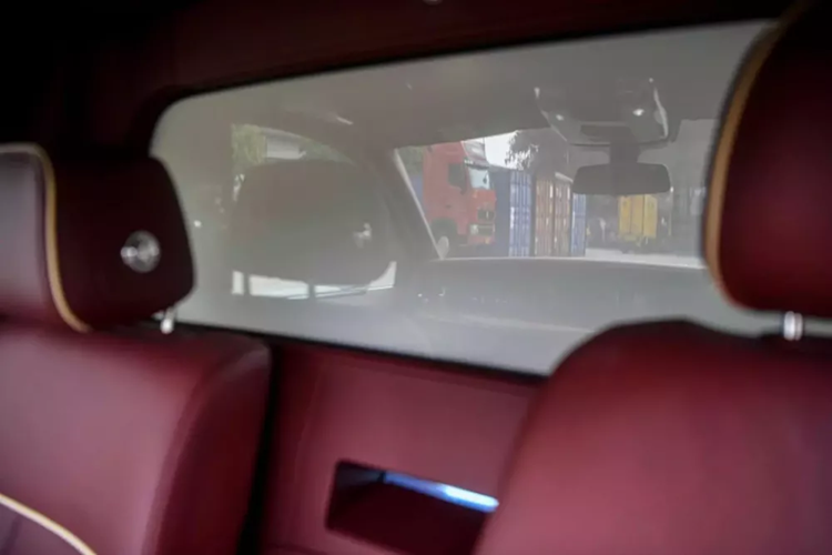 Và thậm chí, rẻ hơn 20 tỷ đồng so với con số 60 tỷ đồng mà 1 xe Rolls-Royce Phantom thế hệ thứ 8 khác đang rao, có thể chiếc xe này mang biển "tây", nên có mức giá nghe khá hấp dẫn, nhưng về sau, quá trình gia hạn biển số NG hay CV sẽ tốn của người mua 1 khoản tiền.