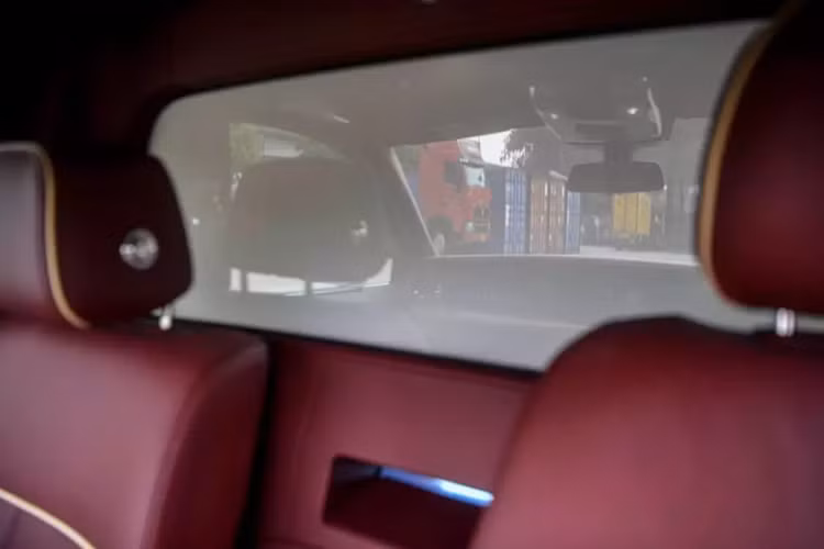 Và thậm chí, rẻ hơn 20 tỷ đồng so với con số 60 tỷ đồng mà 1 xe Rolls-Royce Phantom thế hệ thứ 8 khác đang rao, có thể chiếc xe này mang biển "tây", nên có mức giá nghe khá hấp dẫn, nhưng về sau, quá trình gia hạn biển số NG hay CV sẽ tốn của người mua 1 khoản tiền.