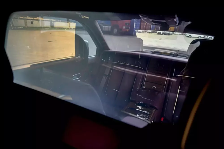 Xe siêu sang Rolls-Royce Phantom thế hệ thứ 8 dễ nhận ra nhất chính là thiết kế và đèn hậu LED của xe, bên cạnh đó, nhan sắc của xe Rolls-Royce Phantom thế hệ hoàn toàn có đèn pha Laser kết hợp cùng dải đèn LED chiếu sáng ban ngày mang đến tầm chiếu xa lên đến 600 m vào ban đêm, logo Spirit of Ecstasy của xe nằm cao hơn gần 12 mm trên nắp capô và lưới tản nhiệt cũng được chỉnh sửa nhẹ thiết kế.