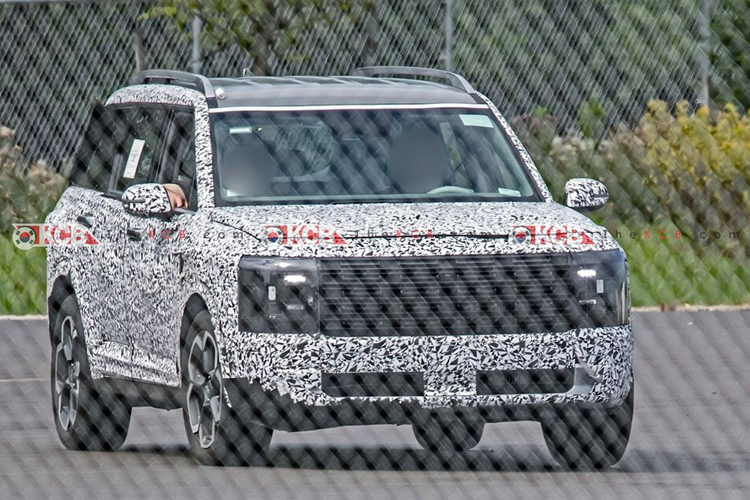 Chúng ta thấy “hình bóng” của Range Rover trên toàn bộ phần kính xe của Palisade mới, nhưng đã được hiện đại hóa với kiểu thiết kế tối giản. Tiếp đến là cụm đèn hậu LED cũng được thiết kế lại, kéo dài dọc theo cạnh góc của xe.