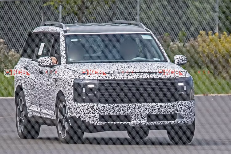 Chúng ta thấy “hình bóng” của Range Rover trên toàn bộ phần kính xe của Palisade mới, nhưng đã được hiện đại hóa với kiểu thiết kế tối giản. Tiếp đến là cụm đèn hậu LED cũng được thiết kế lại, kéo dài dọc theo cạnh góc của xe.