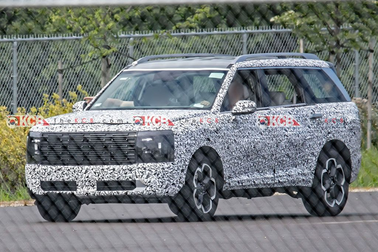 Hyundai Palisade 2026 được đồn đoán sẽ được xây dựng trên một nền tảng mới có chiều dài cơ sở dài hơn. Sự thay đổi này nhằm mục đích tăng cường không gian nội thất, cho phép Palisade cạnh tranh tốt hơn với các đối thủ như Honda Pilot và Toyota Grand Highlander.