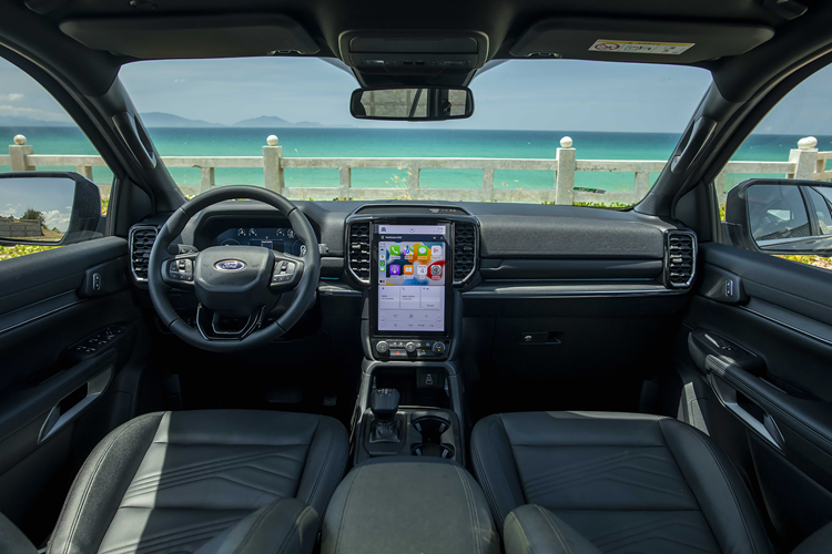 Viền hốc gió cản dưới có điểm nhấn đường kẻ màu cam Cyber Orange. Bộ mâm 17 inch cùng lốp địa hình và logo "Wildtrak X" ở cửa xe gần như chắc chắn sẽ xuất hiện. Mặc dù nguyên mẫu được cho là biến thể Wildtrak X, nhưng khi quan sát kỹ hơn, ta có thể thấy dòng chữ "I-T-E-D" và kết thúc bằng chữ "X".