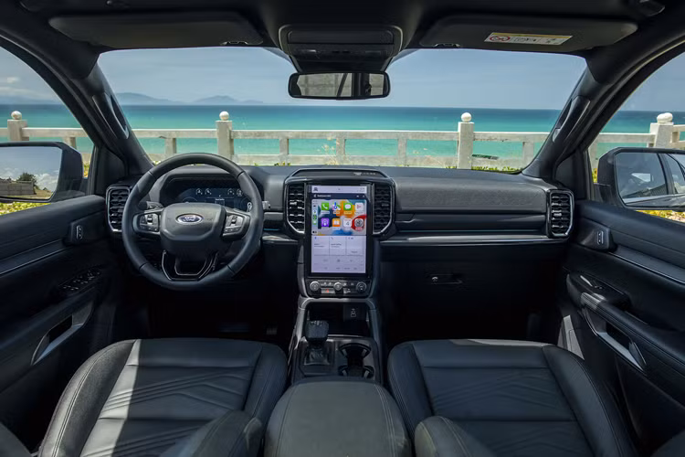 Viền hốc gió cản dưới có điểm nhấn đường kẻ màu cam Cyber Orange. Bộ mâm 17 inch cùng lốp địa hình và logo "Wildtrak X" ở cửa xe gần như chắc chắn sẽ xuất hiện. Mặc dù nguyên mẫu được cho là biến thể Wildtrak X, nhưng khi quan sát kỹ hơn, ta có thể thấy dòng chữ "I-T-E-D" và kết thúc bằng chữ "X".